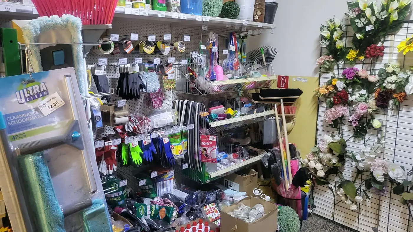 Garden supplies – work gloves, tools and accessories