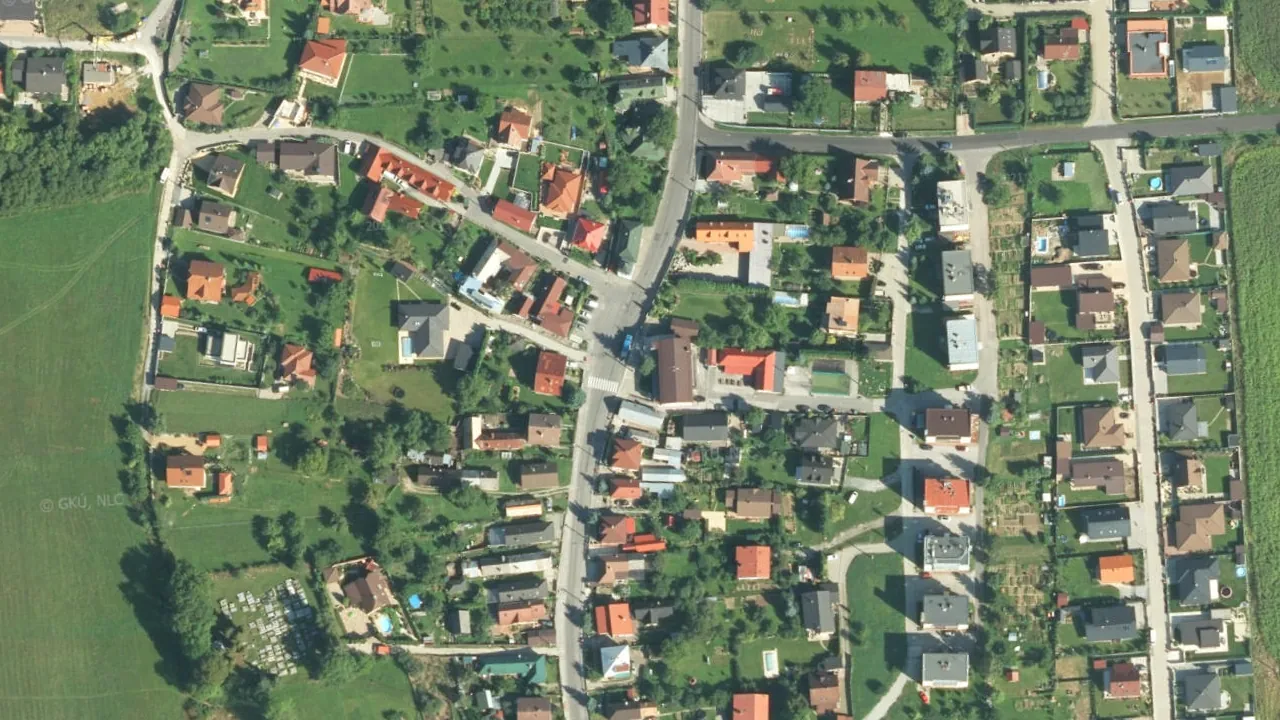 Satelitná snímka okolia úradnej tabule v Rakytovciach